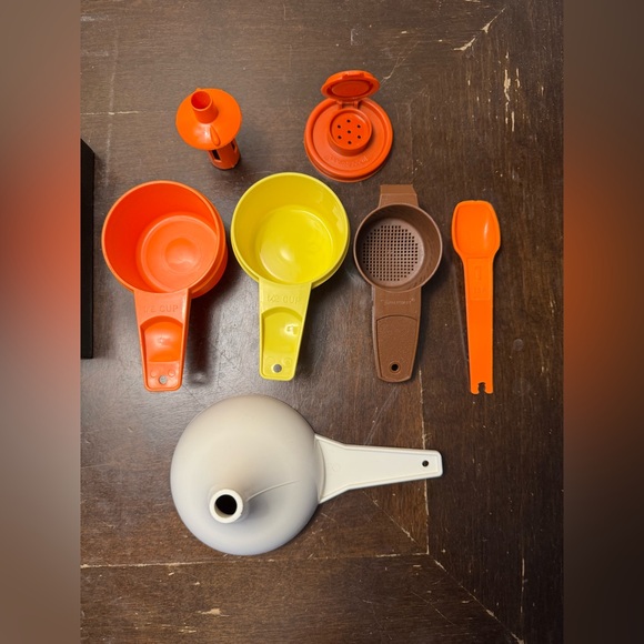 Tupperware - Picture 1 of 9